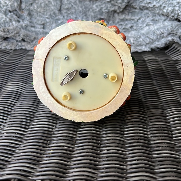 Spring Water Globe Music Box Easter Bunny Plays  Cottontail Rabbits - Picture 2 of 3